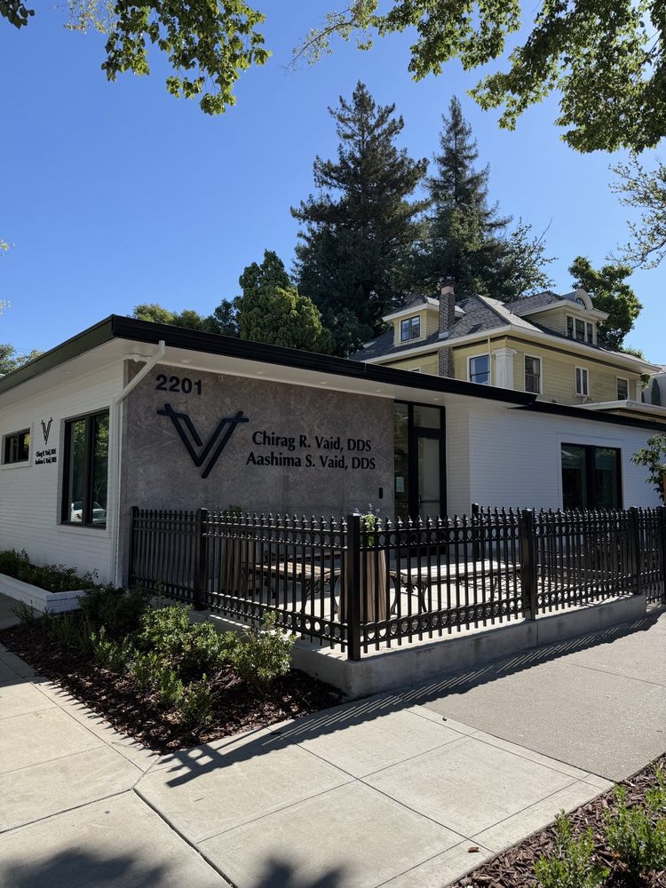 Exterior of The Dentist For You at 2201 Capitol Avenue in Sacramento